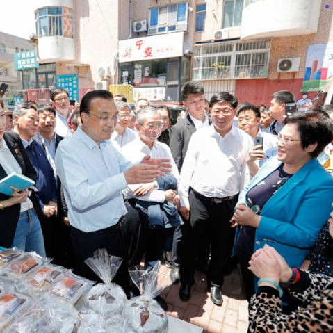李克強(qiáng)稱贊地?cái)偨?jīng)濟(jì)、小店經(jīng)濟(jì)：是人間的煙火，是中國(guó)的生機(jī)